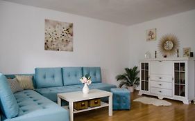 Collosal Apartment With Garden