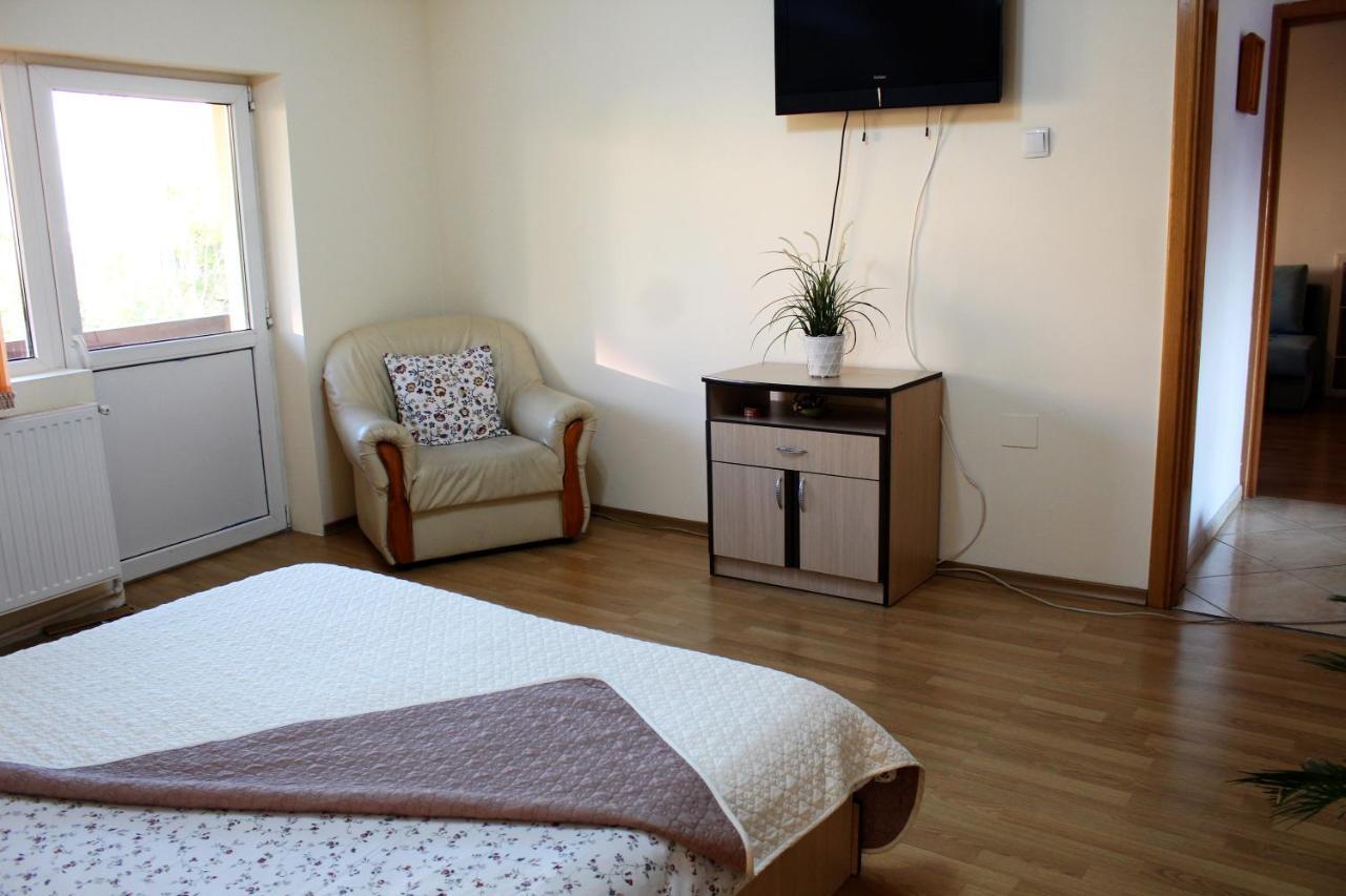 Collosal Apartment With Garden Bucarest Esterno foto