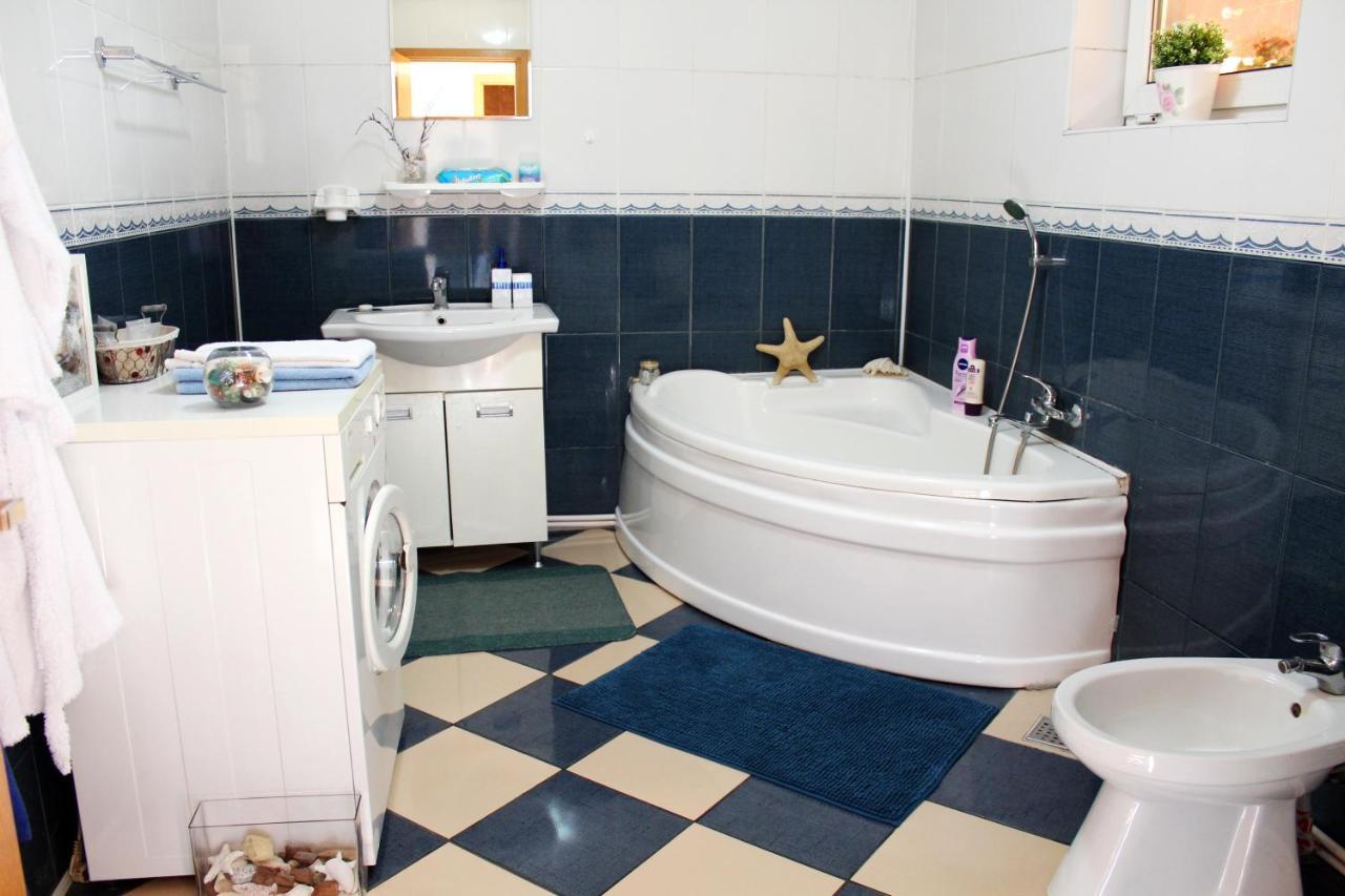 Collosal Apartment With Garden Bucarest Esterno foto