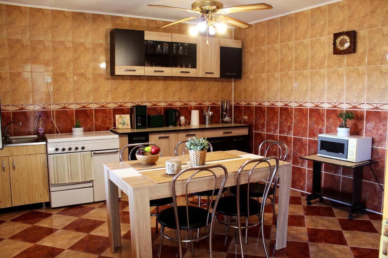 Collosal Apartment With Garden Bucarest Esterno foto
