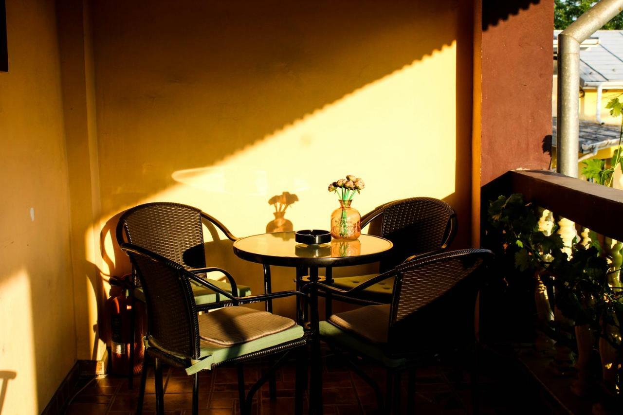 Collosal Apartment With Garden Bucarest Esterno foto