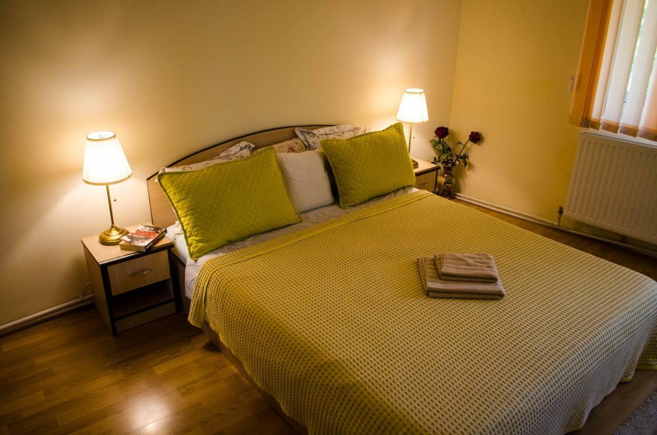 Collosal Apartment With Garden Bucarest Esterno foto