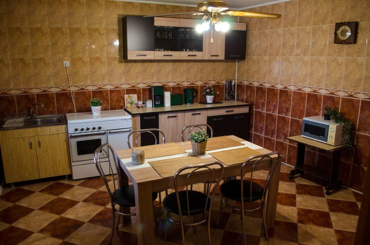 Collosal Apartment With Garden Bucarest Esterno foto